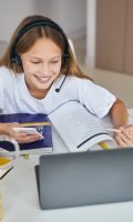 Teenager wearing a headset before the laptop